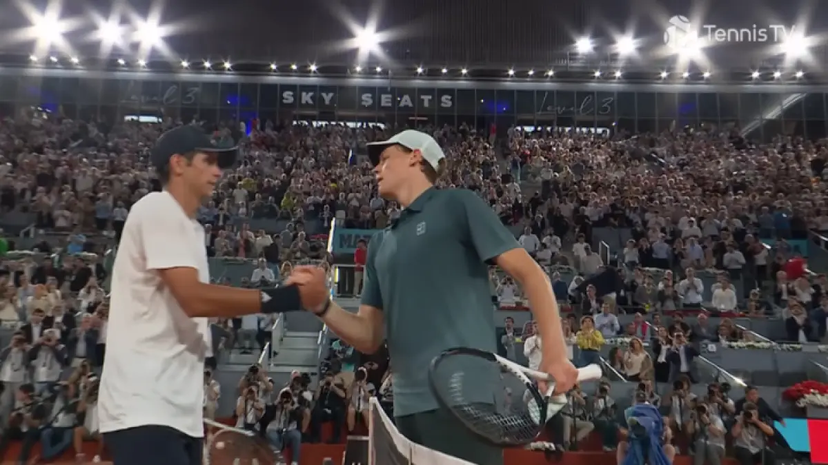 Jannik Sinner kembali menunjukkan kelasnya usai menaklukkan Arthur Fils di Madrid Open. Duel panas, rally brutal, dan mental juara jadi pembeda di laga penuh gengsi ini. (TENNIS TV)
