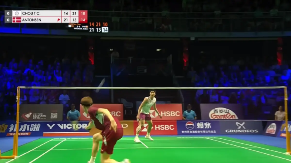 Pebulu tangkis Denmark Anders Antonsen menghadapi tekanan dari Chou Tien Chen dalam duel sengit yang penuh rally dramatis pada turnamen bulu tangkis internasional. (BWF TV)