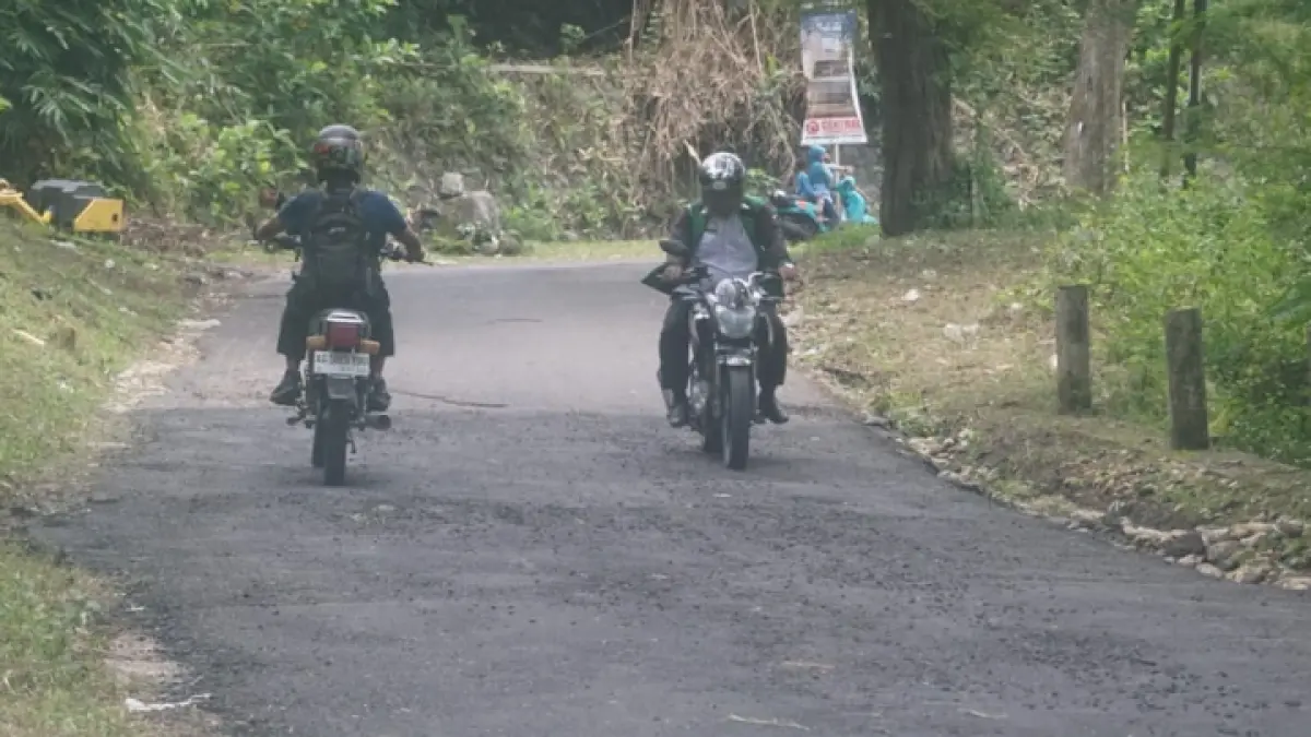 Persiapan: Sejumlah lubang jalan di ruas jalan raya trenggalek-bendungan mulai ditambal, persiapkan Kunker Gibran. (FATRA ADITYA / RADAR TRENGGALEK)