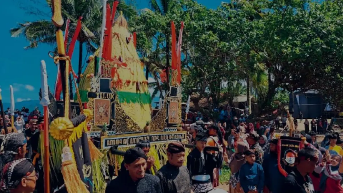 TETAP LESTARI: Pahargyan Adat Longkangan di Teluk Sumbreng, Kecamatan Munjungan, Selasa (28/4). (Diskominfo untuk Radar Trenggalek)