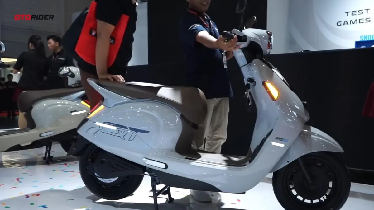 Indomobil QT Pro diuji boncengan dua pria di IIMS 2026 dan tetap kuat di tanjakan. Motor listrik ini dijual mulai Rp15 juta.
(screenshot youtube)