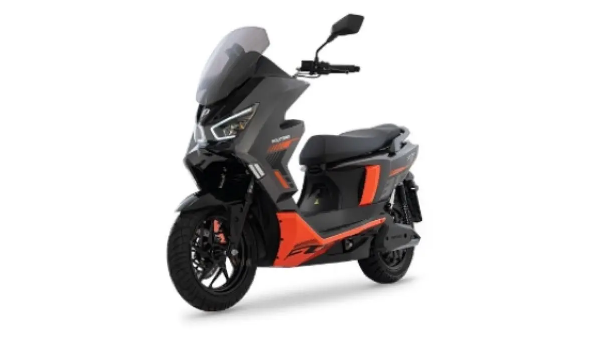 Motor listrik vs motor bensin, mana lebih hemat? Simak perbandingan biaya Polytron Fox dan Honda Beat secara lengkap di sini.