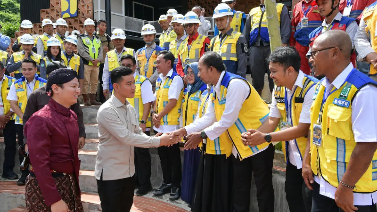 Wapres Gibran menyalami sejumlah pegawai BBWS Brantas dan pekerja pembangunan Bendungan Bagong ketika lakukan kunjungan, Kamis (30/4/2026) 