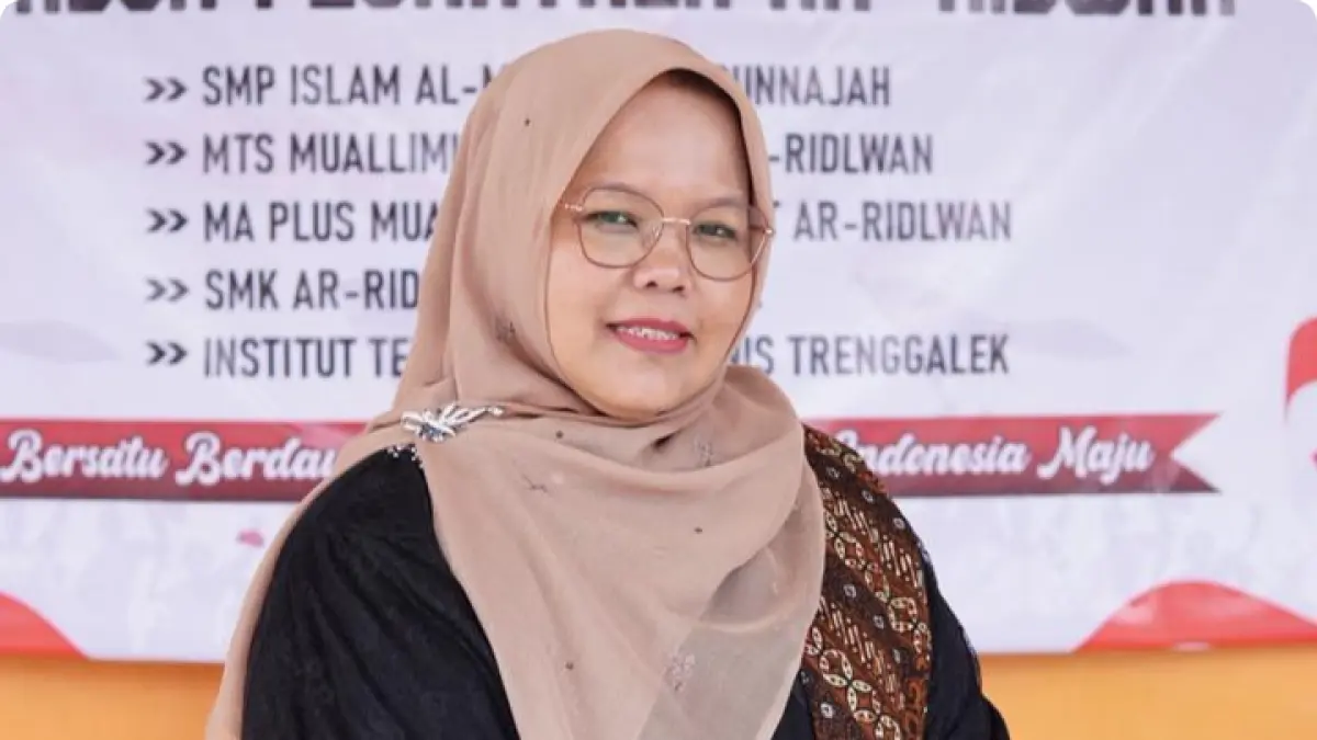 Hj. Farikotul Chasanah: Rektor ITB Trenggalek yang padukan teknologi & akidah. Wujudkan generasi Ulul Albab yang cerdas digital & religius. 