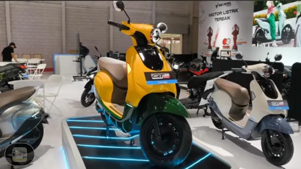 Indomobil E-Motor QT Pro hadir dengan desain mirip Vespa, fitur NFC, dual baterai, dan performa mumpuni untuk motor listrik harian.(screenshot youtube)