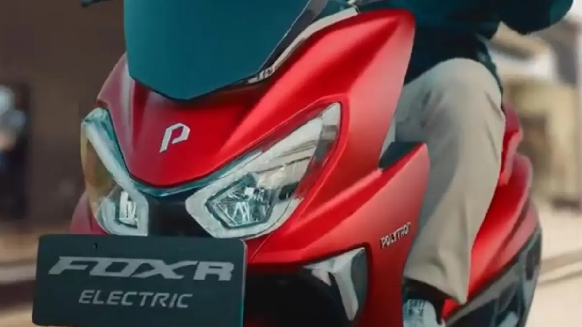 Motor listrik mirip PCX Polytron Fox Air punya jarak tempuh 130 km, desain gambot, dan fitur modern. Simak spesifikasi lengkapnya! (screenshot youtube)
