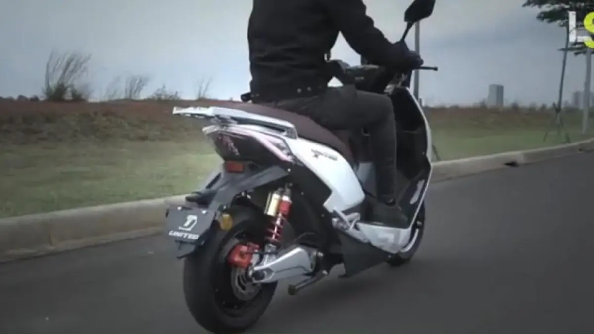 Rekomendasi motor listrik jarak tempuh terbaik: Polytron Fox R, United TX 3000, dan Alva Servo. Simak perbandingan lengkapnya! ( screenshot youtube)