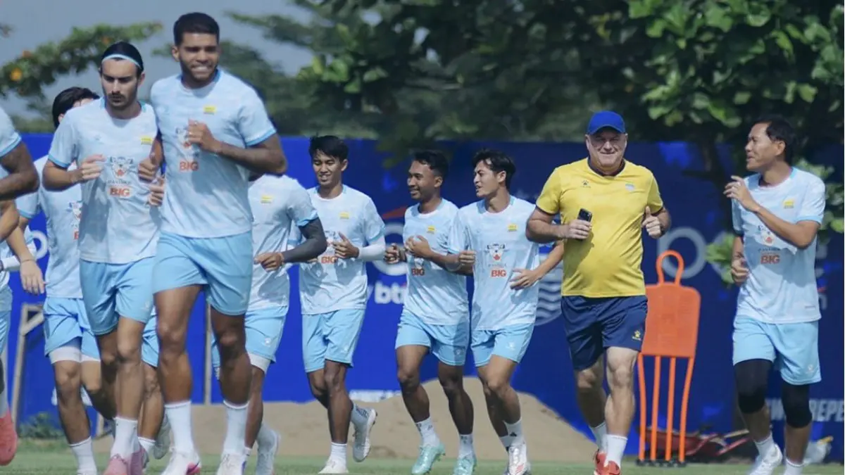 Transfer Persib Bandung putaran kedua, daftar pemain masuk dan keluar terbaru termasuk Layvin Kurzawa dan Dion Markx.