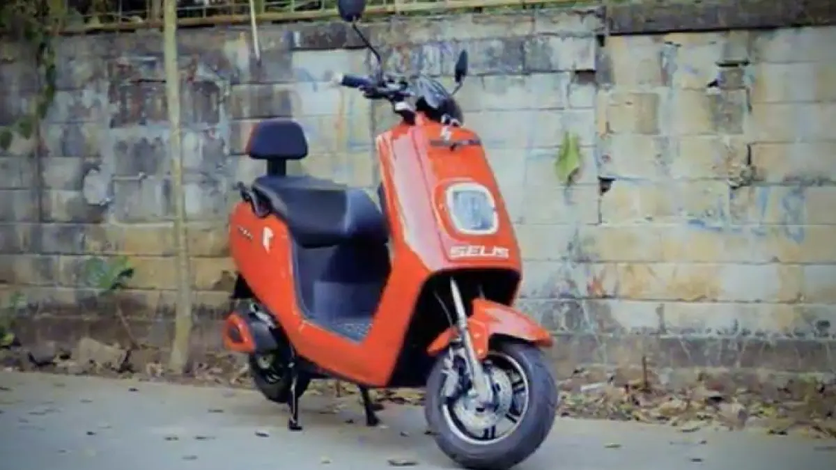 Review jujur motor listrik Selis imx: desain sporty, kuat nanjak, dan jarak tempuh hingga 230 km. Cek spesifikasi lengkap dan harganya di sini! (Screenshot Youtube)