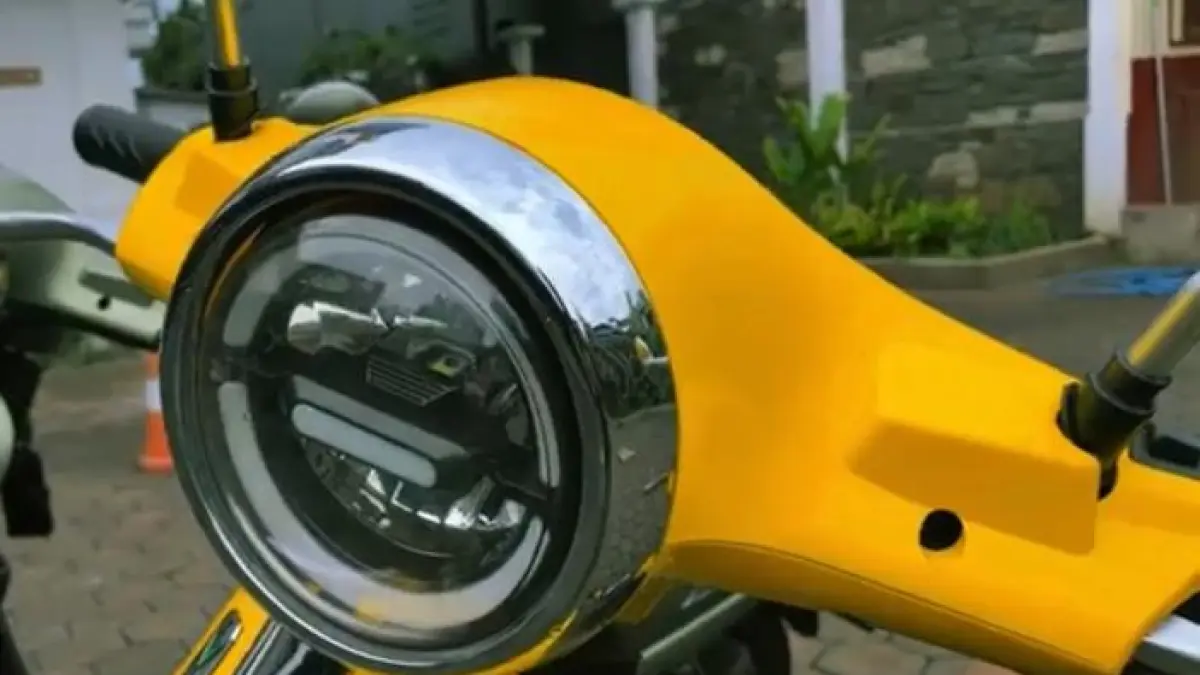 Review jujur motor listrik Volta Mandala: desain Vespa klasik, pajak murah Rp35 ribu, dan slot baterai ganda. Cek kelebihan & harganya di sini!(Screenshot Youtube)