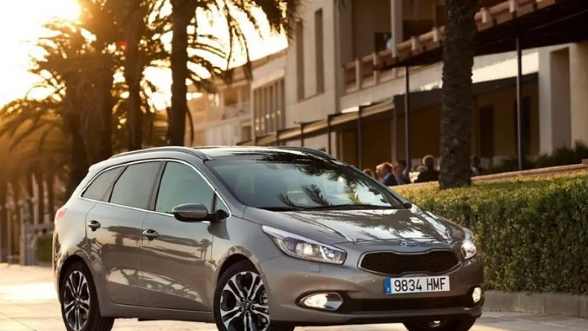 Fitur Kia Carens hadir lengkap, mulai sunroof, 6 airbag, AC baris ketiga hingga wireless charger untuk keluarga modern. (Pinterest)