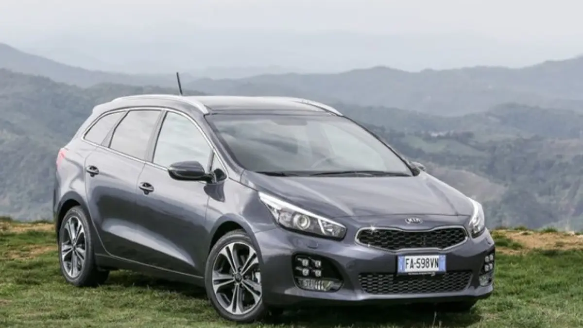 Fitur Kia Carens makin lengkap dengan 6 airbag, sunroof, AC belakang terpisah hingga wireless charger. (Pinterest)