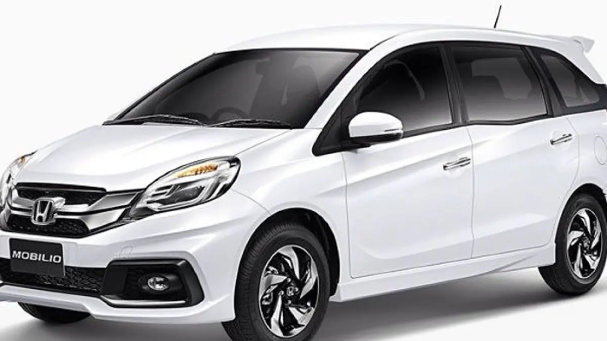 Harga Honda Mobilio bekas kini di bawah Rp100 juta, MPV kencang dan irit ini kembali jadi incaran mobil keluarga murah.(Gemini AI)
