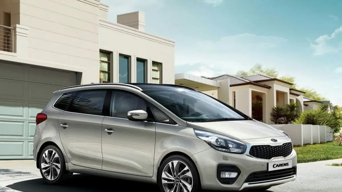 Harga Kia Carens 2026 diprediksi mulai Rp400 juta dengan desain futuristis dan fitur premium untuk keluarga modern. (Pinterest)