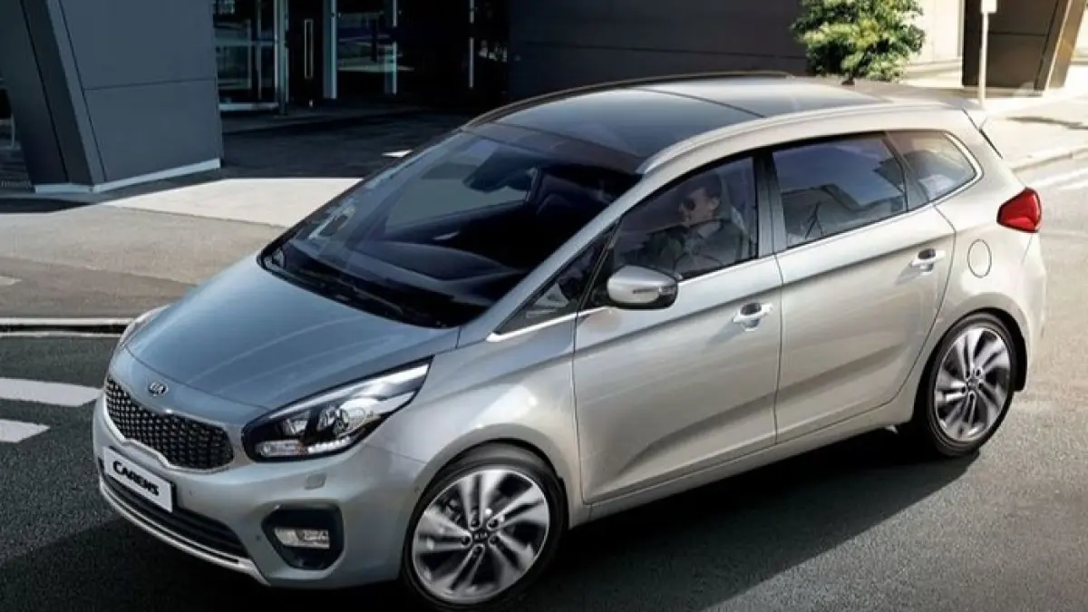 Kia Carens 2026 hadir dengan desain SUV look, fitur modern, dan kabin lega. Simak prediksi harga serta spesifikasinya. (Pinterest)