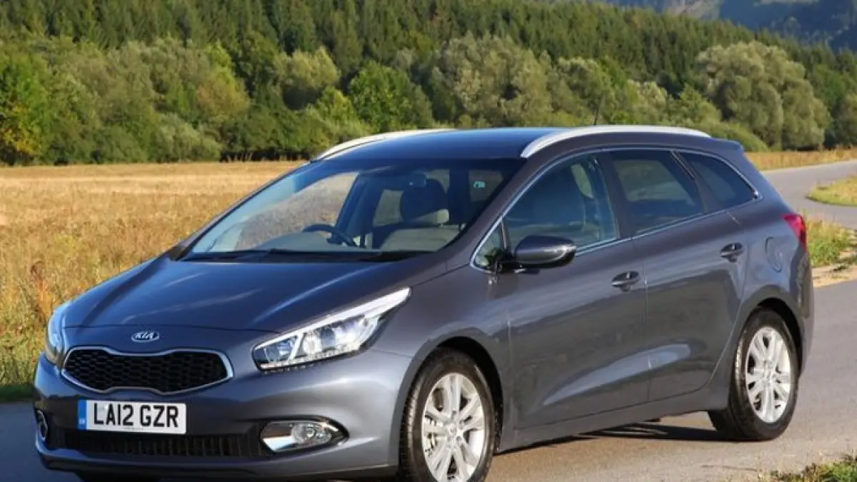 Kia Carens hadir dengan 6 airbag, TPMS, ESC, sunroof hingga wireless charger untuk kenyamanan keluarga modern. (Pinterest)