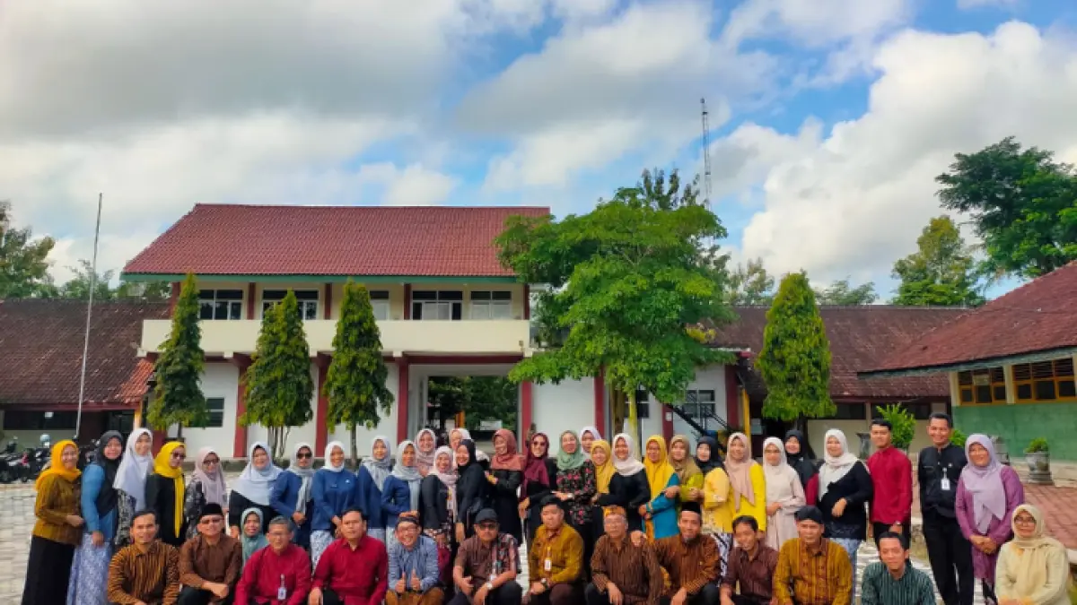 KOMPAK: Guru, tenaga pendidik, siswa, selalu kompak berinovasi. (SMKN 1 Suruh UNTUK RADAR TRENGGALEK)