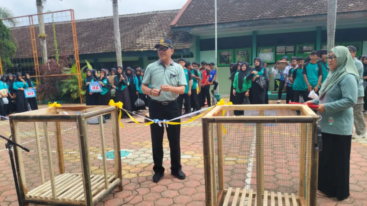 PEDULI LINGKUNGAN: Program Sangu Sampah sebagai langkah bentuk karakter siswa. (SMPN 1 BENDUNGAN UNTUK RADAR TRENGGALEK)
