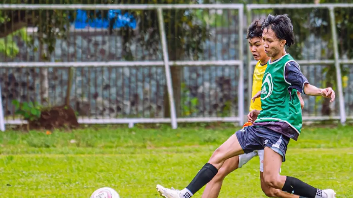 TUNJUKAN POTENSI: Para talenta muda sepakbola ketika melaksanakan latihan di Stadion Menak Sopal. 
(IG MNA UNTUK RADAR TRENGGALEK)
