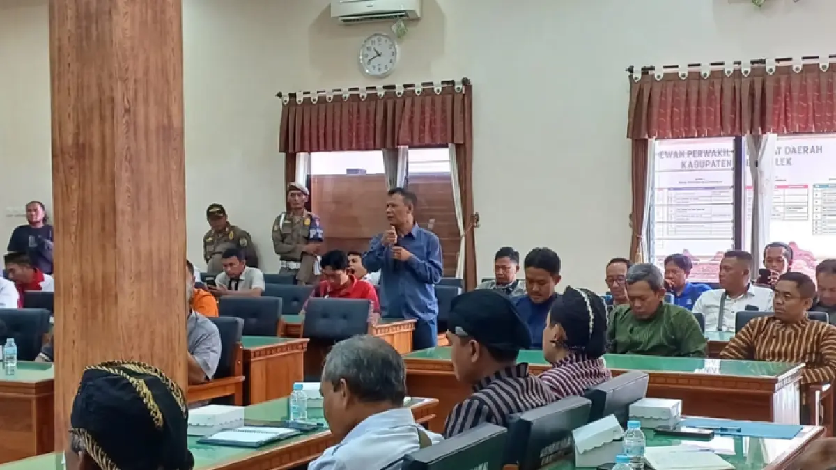 CARI SOLUSI: Warga terdampak pembangunan Bendungan Bagong menuntut perbaikan jalan di wilayahnya ke DPRD, Senin (4/5). (ZAKI JAZAI/ RADAR TRENGGALEK)
