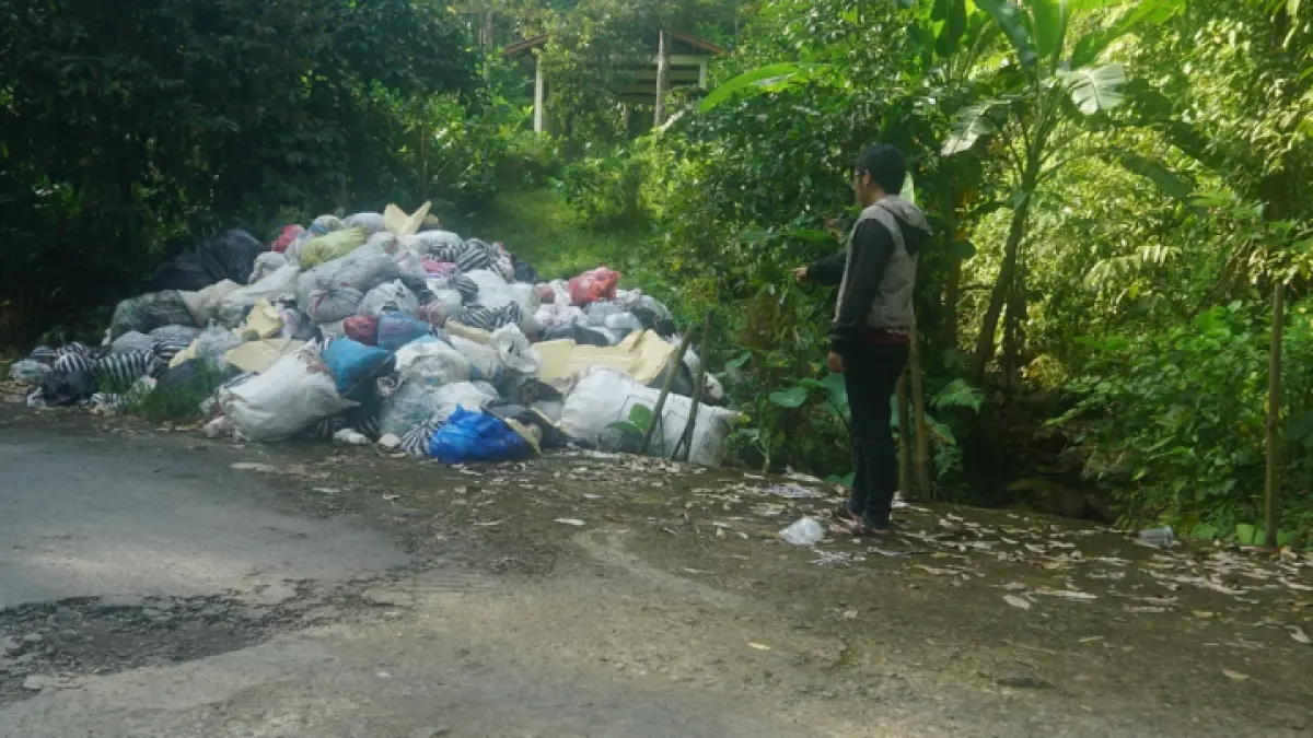 JANGAN DITIRU: Warga buang sampah di pinggir jalan akibat akses TPS sulit dilalui. (FATRA ADITYA/ RADAR TRENGGALEK)