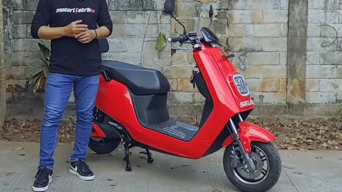 Review jujur Selis E MX, motor listrik stylish dengan performa tangguh dan fitur lengkap. Simak kelebihan dan kekurangannya. (SC YOUTUBE)