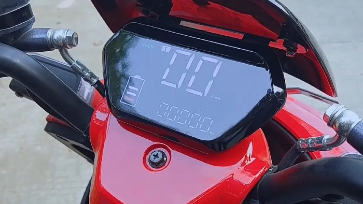 Selis E MX review jujur, motor listrik murah dengan fitur lengkap dan performa tangguh. Apakah layak dibeli? Simak ulasannya. (SC YOUTUBE)