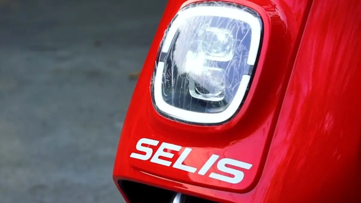 Selis E MX review jujur ungkap kelebihan dan kekurangan motor listrik sporty dengan performa stabil dan jarak tempuh menarik. (SC YOUTUBE)