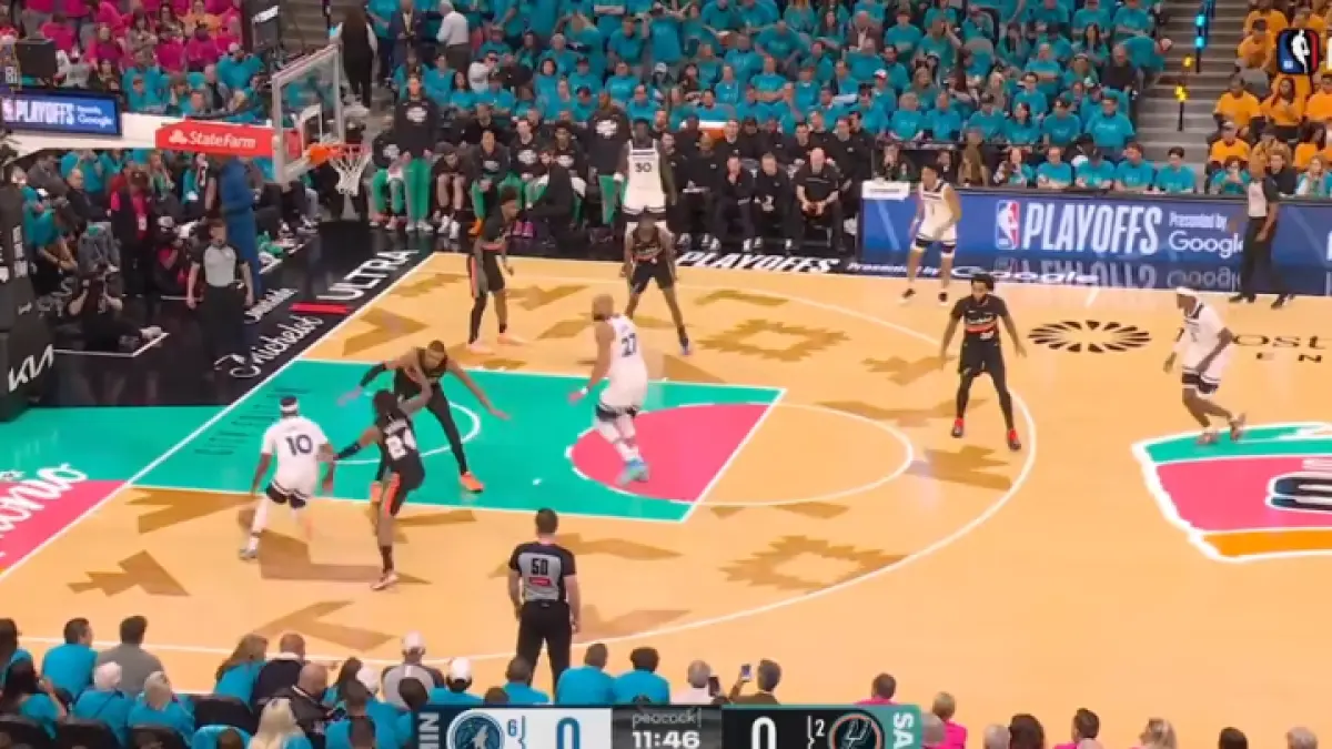 Victor Wembanyama langsung mengirim pesan keras di awal laga! Duel Spurs vs Timberwolves di Game 1 semifinal NBA berlangsung panas dengan aksi blok dan pertahanan ketat sejak menit pertama. 
(YT. Lakers Dynasty Highlights)