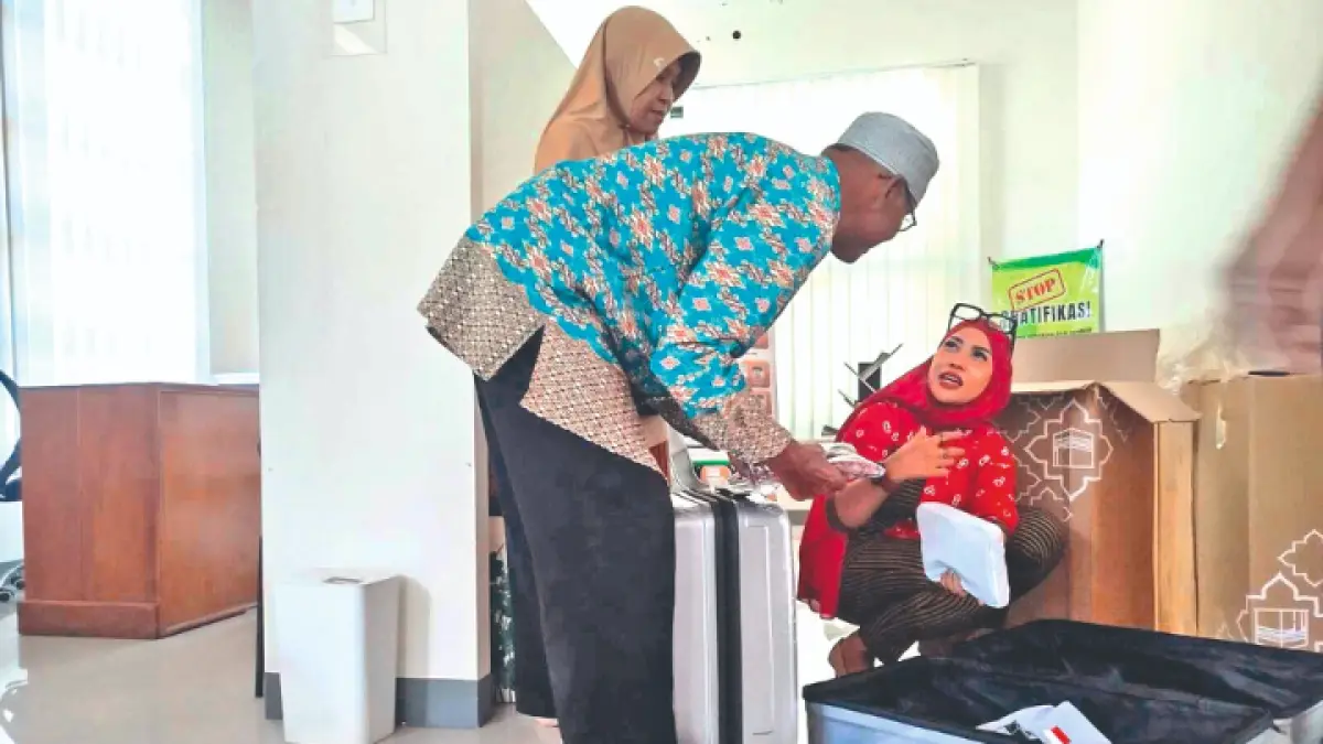 KOMPLET: CJH asal Trenggalek ketika mengecek kelengkapan koper yang baru diterima di Kantor Kemenhaj. (ZAKI JAZAI/ RADAR TRENGGALEK)