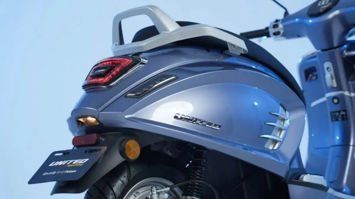 United C2000 motor listrik hadir dengan desain retro, dual battery, dan jarak tempuh hingga 160 km. Alternatif Vespa listrik murah!