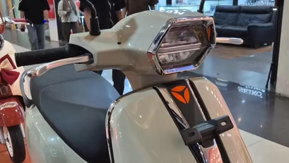 Cek harga Yadea RS20, motor listrik murah terbaru bergaya retro. Pajak cuma Rp35 ribu, fitur lampu otomatis & anti maling. Klik selengkapnya!(Screenshot Youtube)