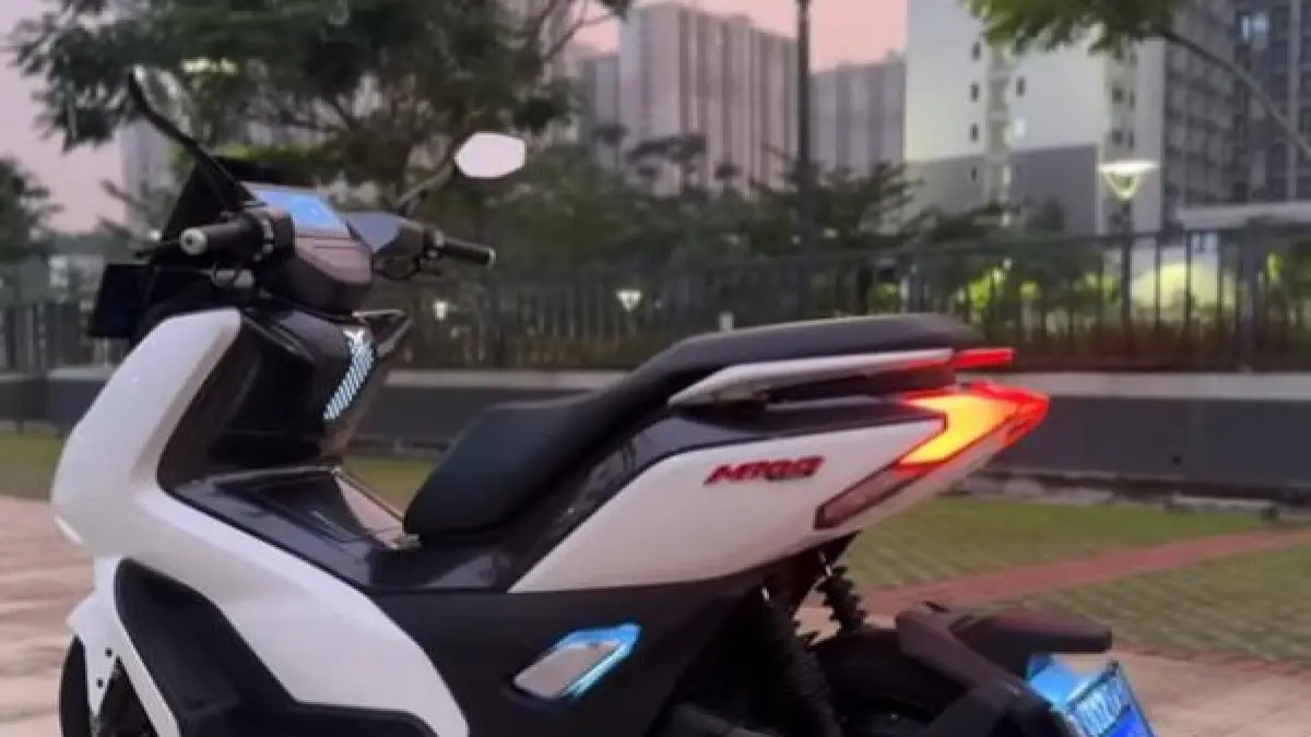 Cek rekomendasi sepeda motor listrik premium terbaik 2026! Dari Alva Cervo hingga Polytron Fox 500, temukan spek dan harga motor listrik impianmu.(Screenshot Youtube)
