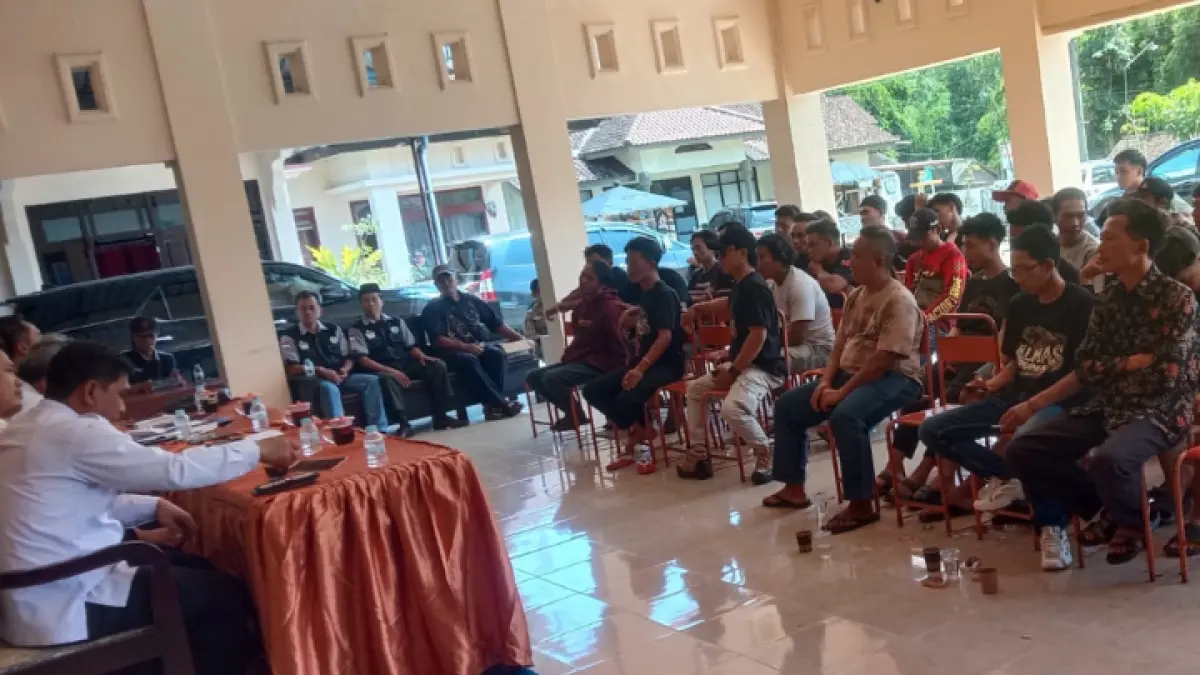 BIKIN GERAM: Perwakilan masyarakat Kecamatan Pule saat melakukan aksi di kantor kecamatan dengan tuntutan agar camat dipindah, Rabu (6/5). (ALMAS PUMA UNTUK RADAR TRENGGALEK)