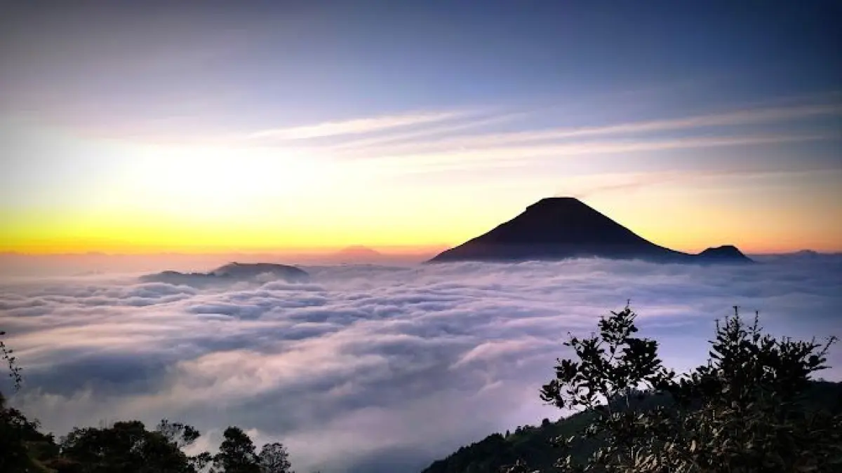 Glamping Dieng Sunrise Point viral karena view Gunung Sindoro dan lautan awan yang bikin suasana serasa negeri di atas awan. (Pinterest.com)