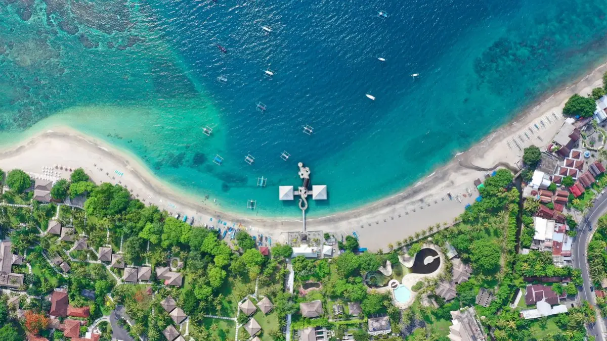 Intip kondisi terkini Pantai Senggigi! Destinasi pantai paling eksotis di Lombok yang kini lebih tenang namun berjuang melawan masalah sampah plastik.(Pinterest)