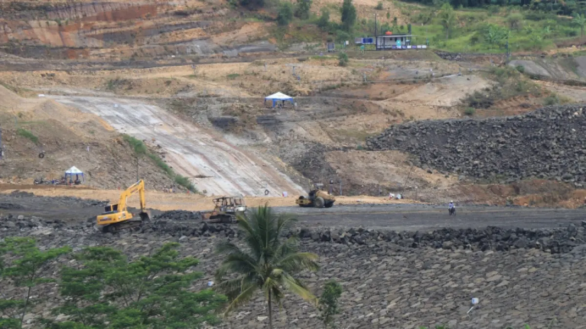 SEMOGA TEPAT WAKTU: Proses pembangunan Bendungan Bagong, yang saat ini masih sekitar 60 persen dan dijadwalkan selesai pada 2029 mendatang. (ZAKI JAZAI/ RADAR TRENGGALEK)