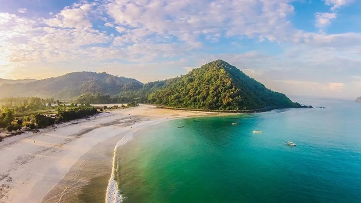 Temukan 5 pantai eksotis di Lombok Timur! Dari Gili Kondo yang unik hingga pasir pink Pantai Tangsi. Destinasi hidden gem yang wajib Anda jelajahi!(Pinterest)