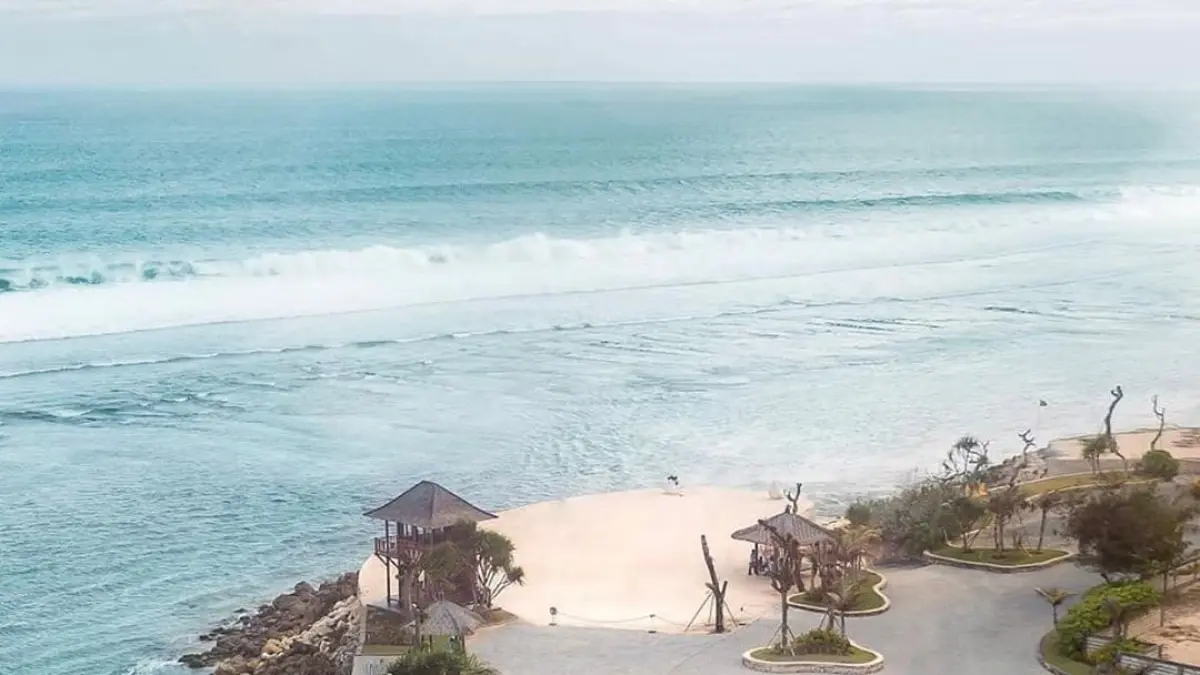 Temukan Hidden Gem Bali di Pantai Melasti! Dari Enjung Melasti yang estetik hingga spot pantai ramah anak di titik selatan Pulau Dewata yang memukau.(Pinterest)