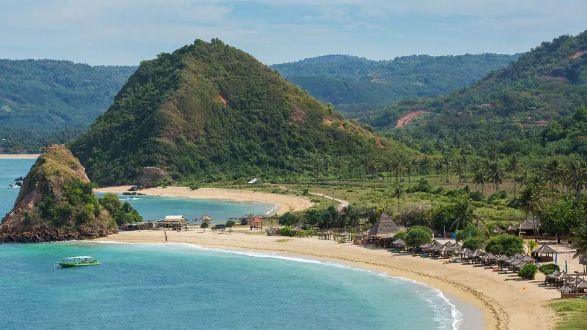 Temukan pesona 9 pantai cantik di Lombok Timur! Mulai dari Pantai Pink, Pantai Surga, hingga pohon purba ratusan tahun. Destinasi hits wajib dikunjungi!(Pinterest)