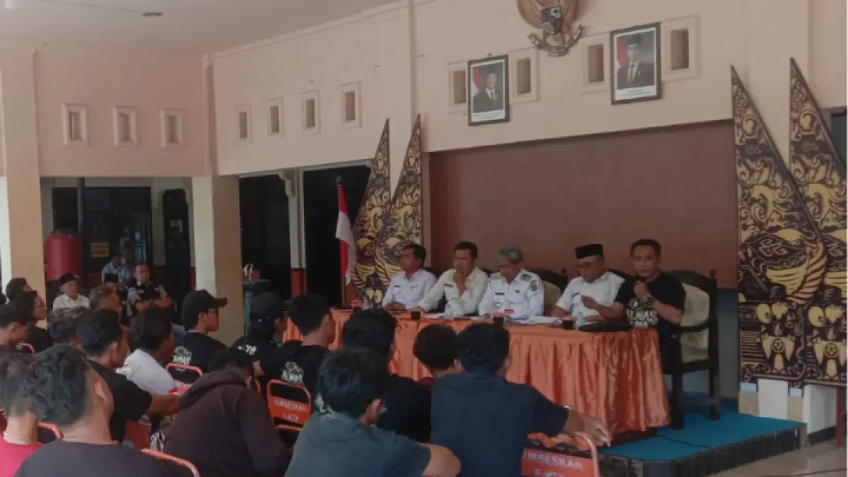 Warga Pule desak Pemkab Trenggalek copot camat usai aksi Almas Puma di kantor kecamatan. (ALMAS PUMA UNTUK RADAR TRENGGALEK)