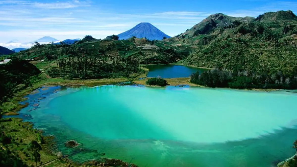 Wisata Dieng 2026 menawarkan sunrise terbaik, Telaga Warna, Kawah Sikidang, hingga Candi Arjuna yang wajib dikunjungi. (Pinterest.com)