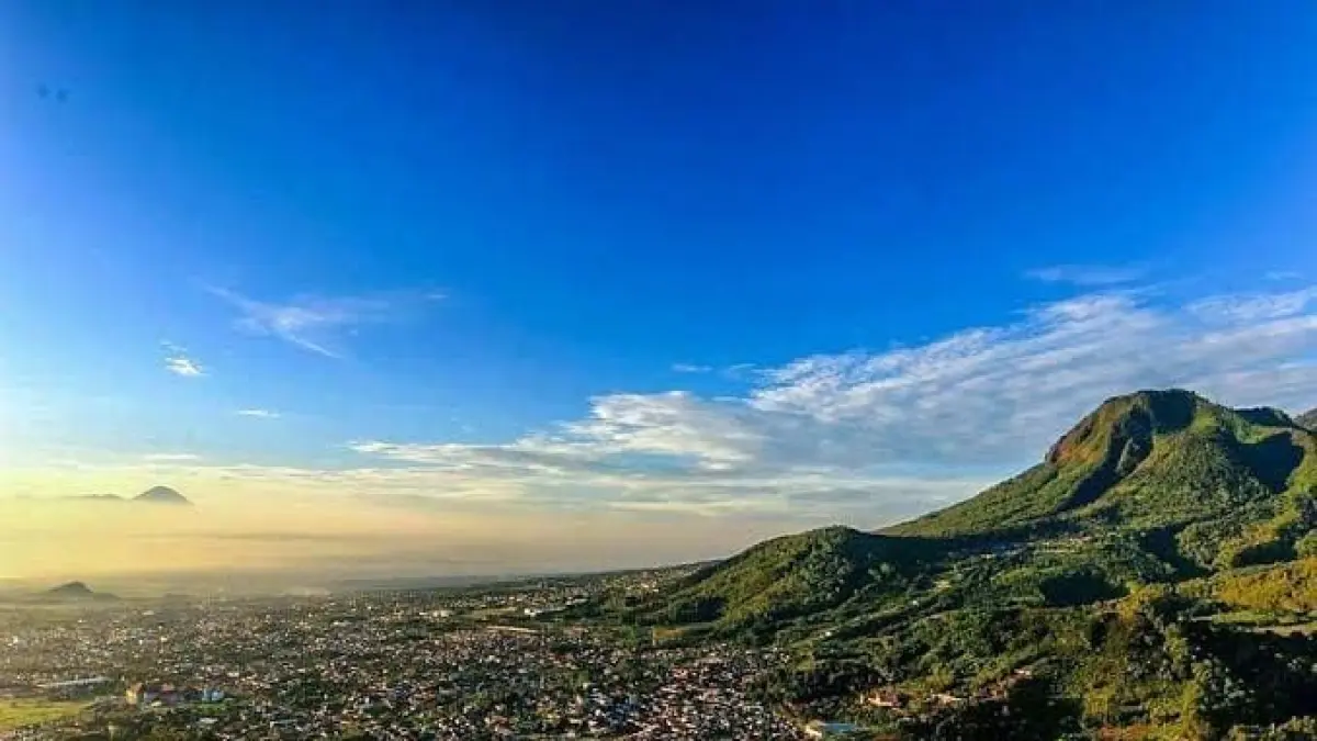 7 wisata Malang paling populer 2026, dari Gunung Bromo hingga Santerra de Laponte yang instagramable dan hits. (Pinterest.com)