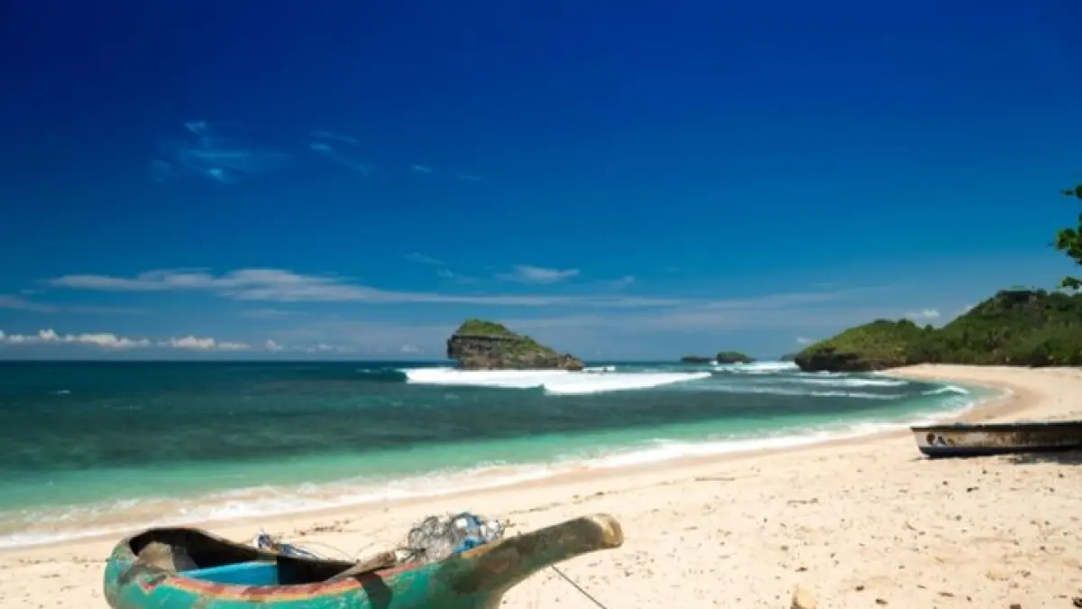 7 wisata pantai Jawa Timur paling indah 2026, dari Pantai Klayar hingga Tanjung Papuma dengan panorama eksotis bak Raja Ampat. (Pinterest.com)