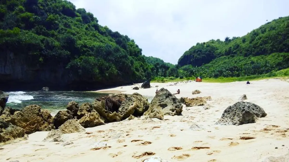 Pantai Kayu Arum Gunungkidul viral karena pasir putih, gazebo estetik, ayunan romantis dan panorama laut jernih. (Pinterest.com)