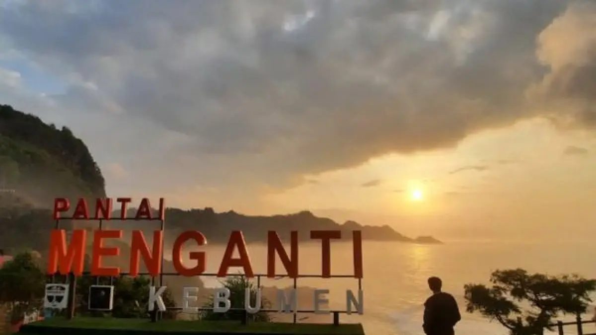 Pantai Menganti Kebumen viral karena pasir putih, tebing karst, Jembatan Merah dan panorama Samudra Hindia yang indah. (Pinterest.com)