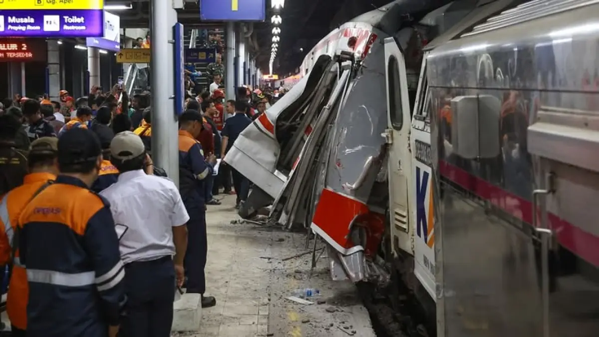 Polisi ungkap fakta kecelakaan maut KA Vs Taksi Hijau. Mobil mati di rel diduga akibat telat maintenance. Simak kesaksian sopir dan hasil uji labfor!(Pinterest)