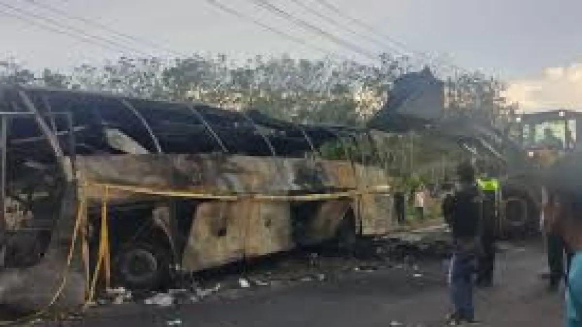 Tragedi kecelakaan Bus ALS dan truk tangki di Muratara tewaskan 16 orang. Api membubung 10 meter, jalur Jalinsu macet total. Simak kronologinya!(Kompas)