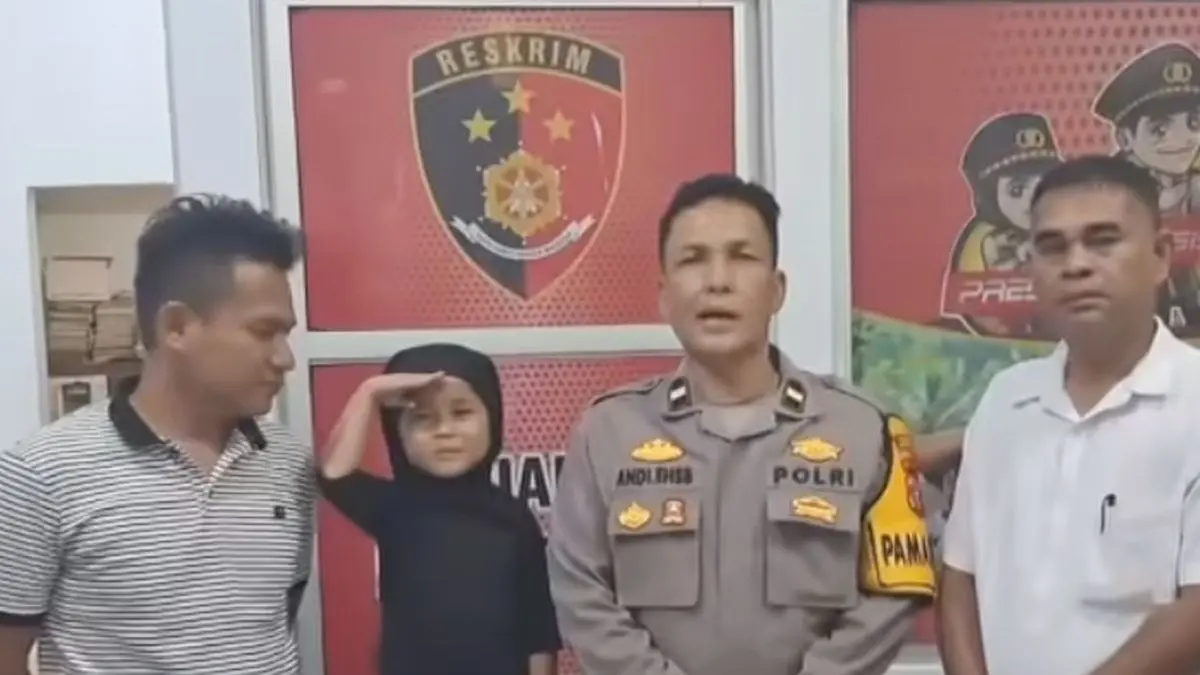 Viral bocah hilang di Labuhan Batu ditemukan polisi dengan ekspresi ceria! Bukannya menangis, aksi gemas Askia justru bikin netizen salfok.(YouTube)