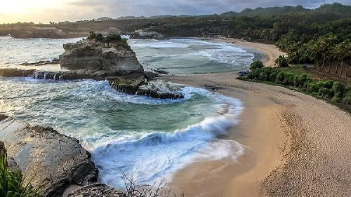 Wisata Pacitan lagi hits 2026 dengan pantai eksotis seperti Banyu Tibo, Klayar hingga Raja Ampat mini di Pantai Kasap. (Pinterest.com)